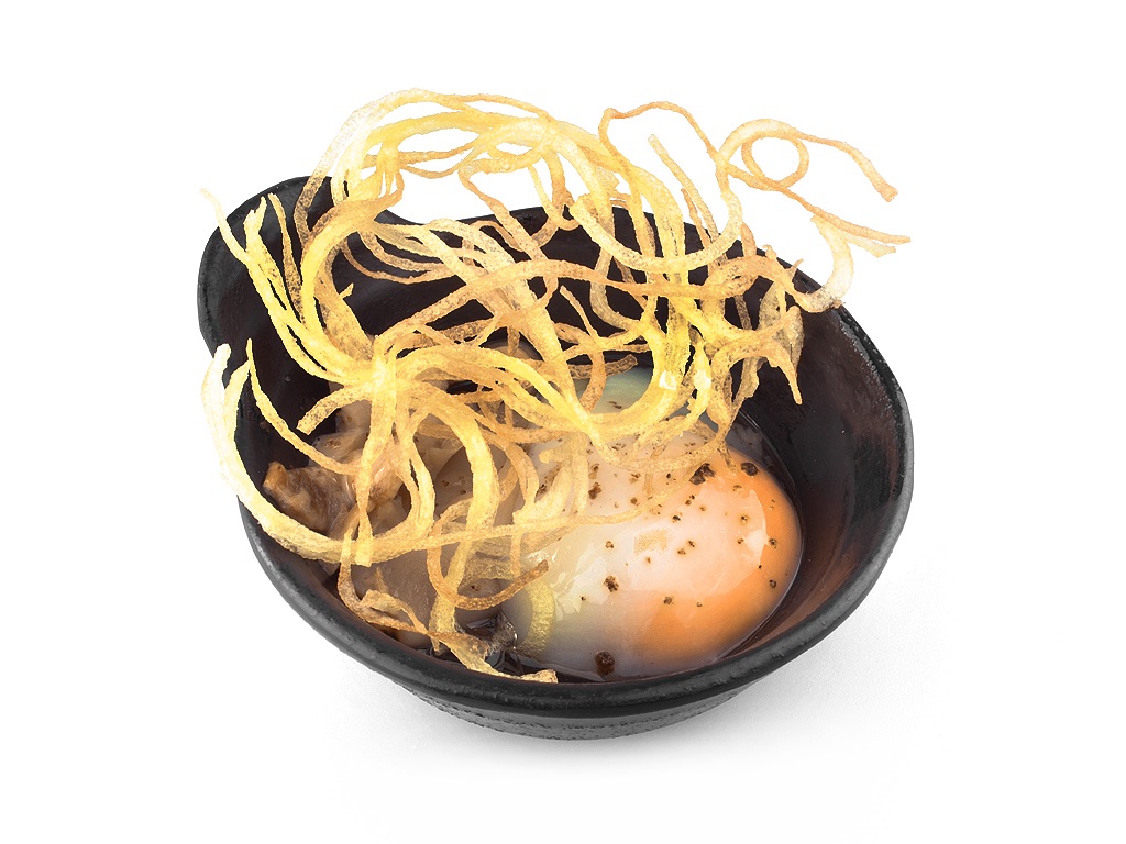Huevo poché con aceite de trufa, hongos y patatas fritas-0